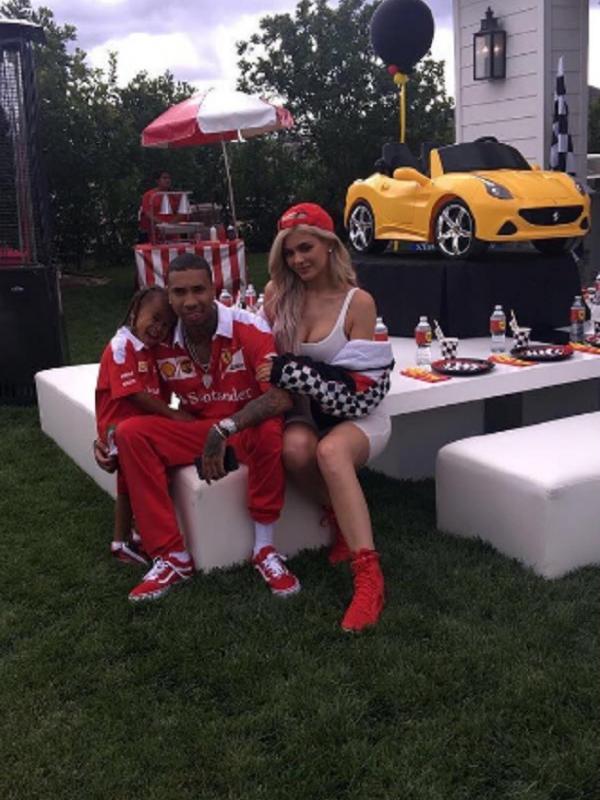 Tyga dan Kylie Jenner merayakan ulang tahun King Cairo. (Instagram/kylizzlesnapchats)