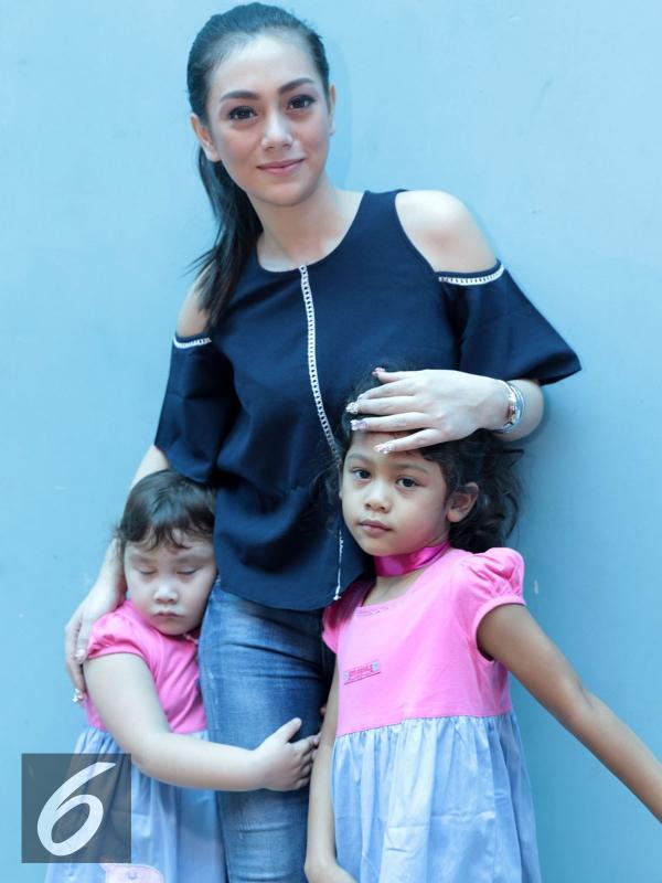 Celine Evangelista bersama dua putrinya. (Herman Zakharia/)