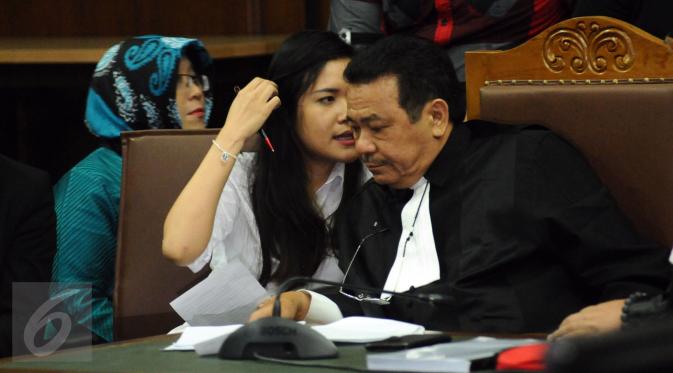 Terdakwa kasus dugaan pembunuhan Wayan Mirna Salihin, Jessica Kumala Wongso (tengah) berbincang dengan tim kuasa hukumnya saat jeda pembacaan nota replik JPU pada sidang lanjutan di PN Jakarta Pusat, Senin (17/10). (Liputan6.com/Helmi Fithriansyah)