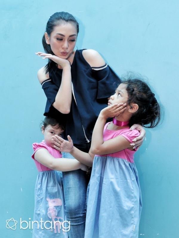 Celine Evangelista dan kedua anaknya. (Adrian Putra/Bintang.com)