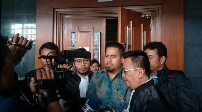 Kakak Saipul Jamil, Samsul Hidayatullah usai menjalani persidangan di Pengadilan Negeri Jakarta Pusat, Senin (17/10/2016)