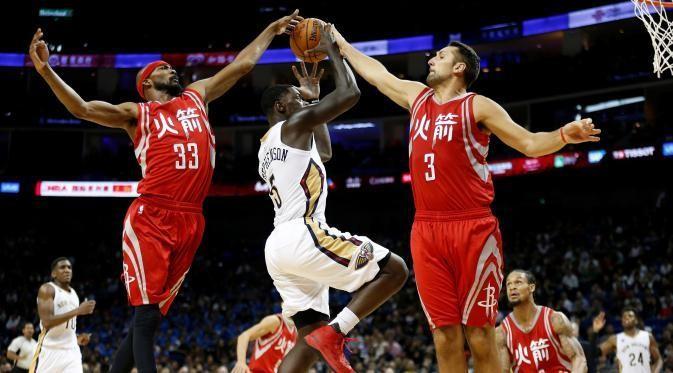 Sengitnya laga antara Houston Rockets melawan New Orleans Pelicans di laga pramusim NBA Global Games, pada Minggu (9/10/2016), di Mercedes-Benz Arena, Shanghai, Tiongkok. (Sumber gambar: NBA.com)