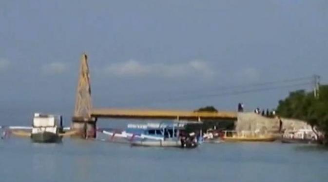 Tim SAR kembali melakukan penyisiran di sekitar jembatan ambruk di Klungkung.