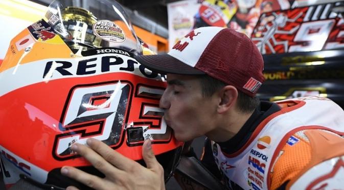 Pembalap Repsol Honda, Marc Marquez, mencium motor RC213V usai menyegel titel MotoGP 2016 di Twin Ring Motegi, Jepang, Minggu (16/10/2016). (Autosport)