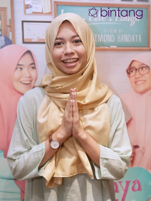 Yuki Kato mulai membiasakan diri mengenakan hijab, seperti dalam peran di film 'Cahaya Cinta Pesantren'. Ia berperan sebagai santri asal Medan, Shila yang telah mengenakan hijab sejak kecil. (Bambang E. Ros/Bintang.com)
