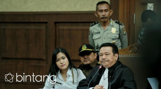 Kuasa hukum Jessica Kumala Wongso, Otto Hasibuan meragukan pernyataan jaksa penuntut umum (JPU) soal sianida 5 gram. (Bintang.com/Adrian Putra)