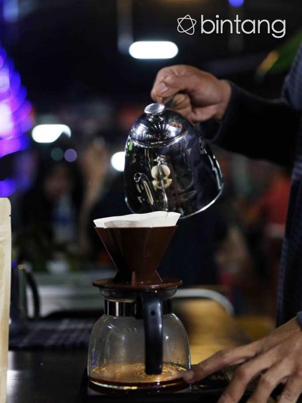 Cara membuat kopi yang enak. (via: Nurwahyunan/Bintang.com)