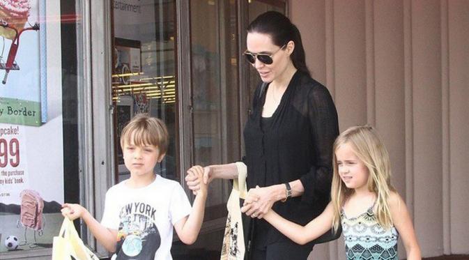 Angelina Jolie akan memberikan apapun yang diminta anaknya. (via. Aceshowbiz)