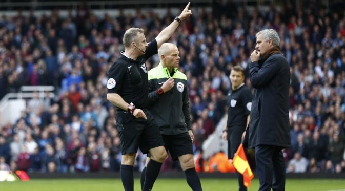 Pada Oktober 2015, pelatih Chelsea, Jose Mourinho, kembali didenda FA sebesar 40.000 poundsterling plus satu kali larangan mendampingi pemainnya bertanding akibat bersitegang dengan wasit Jon Moss saat melawan West Ham United. (www.squawka.com)