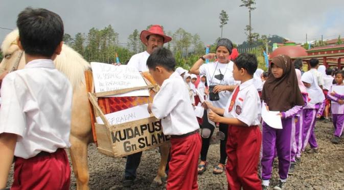 Ribuan anak-anak di Purbalingga menulis surat untuk Presiden Jokowi (Liputan6.com / Aris Andrianto)