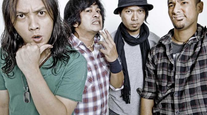 Konspirasi, supergroup grunge bentukan beranggotakan Edwin Cokelat, Che Cupumanik, Marcell Siahaan dan Romy Sophiaan (Foto: javarockingland.com)