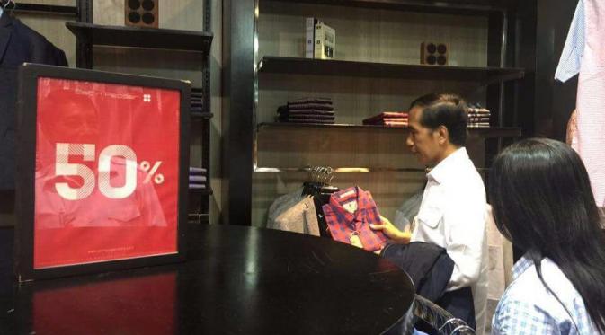 Gaya Belanja Jokowi Saat Blusukan ke Manado Town Square
