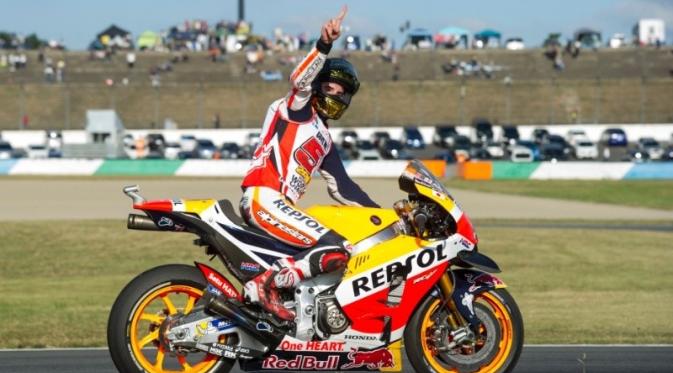 Pebalap Repsol Honda, Marc Marquez, merayakan keberhasilan menjadi juara dunia musim 2016 usai memenangi balapan MotoGP Jepang di Twin Ring Motegi, Minggu (16/10/2016). (Crash)