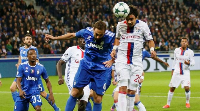 Lyon saat tampil di Liga Champions. Kembali ke Lyon bak pulang kampung bagi Karim Benzema. (Reuters/Robert Pratta) 