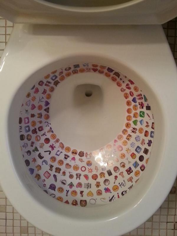 Sticker di toilet. (Via: instagram.com/witenry)