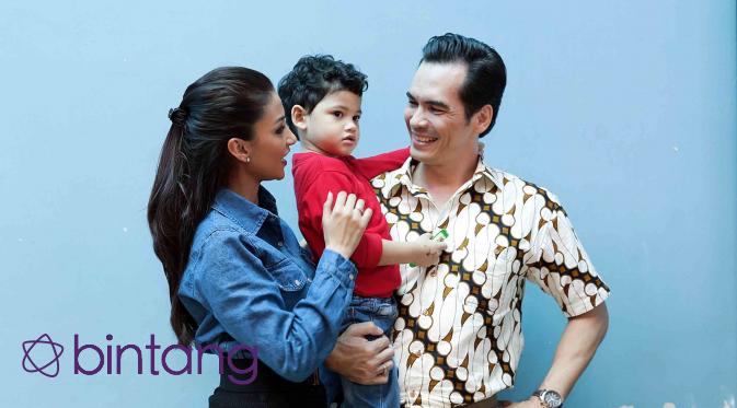 Tsania Marwa dan Atalarik Syah, bersama anak pertama mereka. (Deki Prayoga/Bintang.com)
