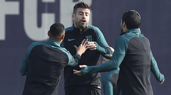 Dua bintang pemain Barcelona, Gerard Pique dan Luis Suarez dikabarkan terlibat konfrontasi saat latihan. (Sky Sports). 