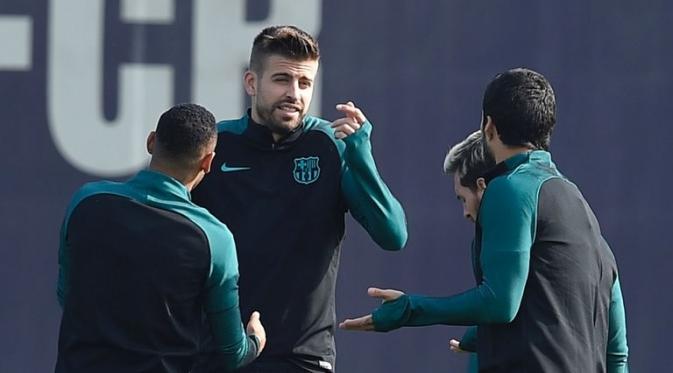 Dua bintang pemain Barcelona, Gerard Pique dan Luis Suarez dikabarkan terlibat konfrontasi saat latihan. (Sky Sports). 