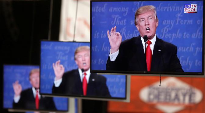 Layar televisi menampilkan gambar capres AS dari Partai Republik, Donald Trump dari ruang media University of Nevada, Las Vegas, ketika perhelatan debat ketiga dan terakhir capres AS di, Rabu (19/10). (REUTERS/Jim Urquhart)