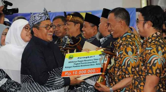Ahmad Heryawan memberikan penghargaan kepada 18 pelaku ketahanan pangan dan agribisnis peternak terbaik se-Jawa Barat.