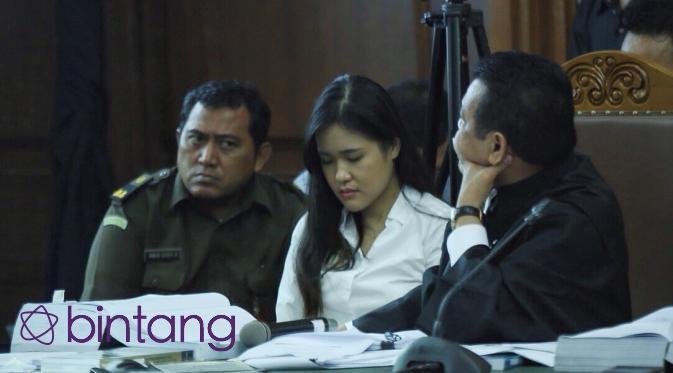Secara mengejutkan Jessica mengatakan bahwa suami Mirna, Arief Soemarko sempat bertemu dengan pegawai kafe Olivier sebelum istrinya tewas. (Bintang.com/Galih W. Satria)