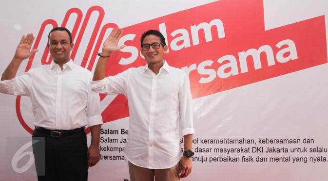 Pasangan Anies Baswedan dan Sandiaga Uno meluncurkan logo kampanye salam bersama, Jakarta, Kamis (20/10). Peluncuran logo salam bersama ini juga menggantikan salam 