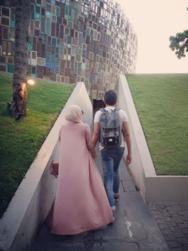 Fedi Nuril bersama sang istri, Calysta Vanny Widyasasti. (Instagram - @fedinuril)