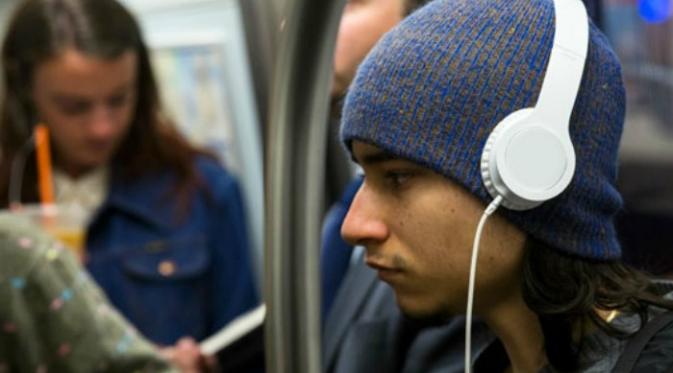 Ilustrasi memakai headphones (Reuters)