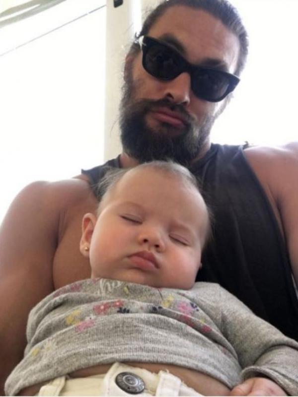 Jason Momoa dan Alana Sharma, anak dari temannya. (Instagram - @prideofgypsies)