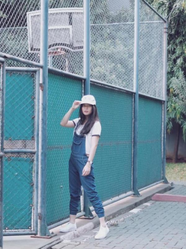 Overal denim atau baju kodok kini menjadi salah satu outfit yang hits lho. (via: @lookbookindonesia)