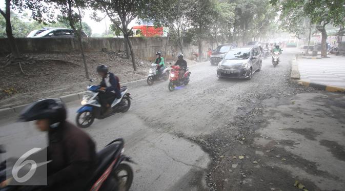Jalan TB Simatupang sedang dalam proses perbaikan, Jakarta, Kamis (20/10). Kerikil dan debu membuat jalan tersebut menjadi lebih licin dan jarak pandang menjadi terbatas. (Liputan6.com/Immanuel Antonius)