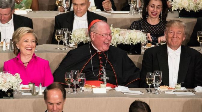 Kardinal Dolan diapit oleh Hillary Clinton dan Donald Trump dalam penggalangan dana Al Smith Dinner (Damon Winter/The New York Times)