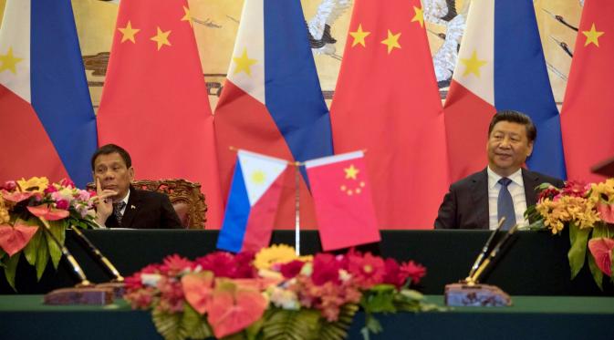 Kedua kepala negara, Presiden Xi Jinping dan Presiden Filipina Rodrigo Duterte saat menghadiri pertemuan bilateral di Beijing (20/10). Duterte mengubah poros kebijakan luar negeri Filipina yang sebelumnya ke AS menjadi ke Tiongkok. (Reuters/ Ng Han Guan)