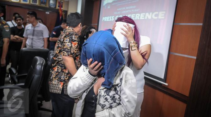 Petugas menggiring sejumlah wanita yang terjaring operasi usai rilis di Imigrasi Kelas I Jakarta Pusat, Jumat (21/10). 17 wanita asal Maroko berusia 20-29 tahun itu diciduk petugas imigrasi di sebuah diskotek kawasan Senayan. (Liputan6.com/Faizal Fanani)
