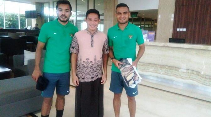 Tiga pemain Timnas Indonesia, yakni Zulham Zamrun, Evan Dimas, dan Rizki Pora menjalani salat Jumat di sela-sela TC Timnas Indonesia, Jumat (21/10/2016). (Bola.com/Wiwig Prayugi)