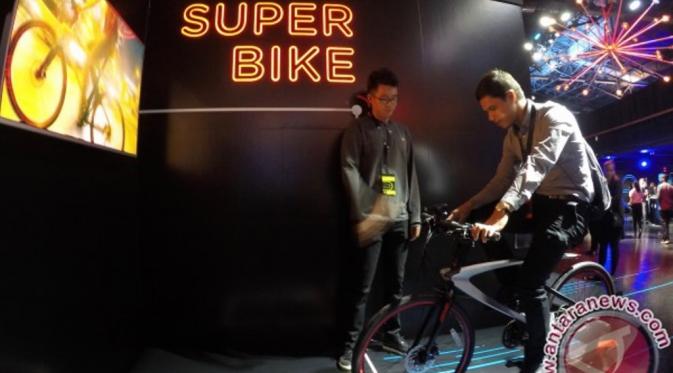 LeEco memamerkan sepeda pintar yang dinamakan "Super Bike" dalam acara debut di Innovation Hangar, San Francisco, AS, Rabu (19/10/2016).