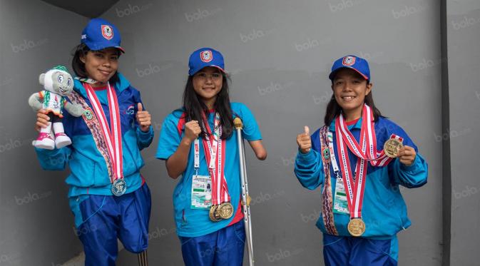 Atlet asal Kalimantan Selatan, Nur Aimah (tengah), bersama rekan-rekannya menunjukkan medali yang mereka raih pada Peparnas 2016 di Jawa Barat. (Bola.com/Vitalis Yogi Trisna)