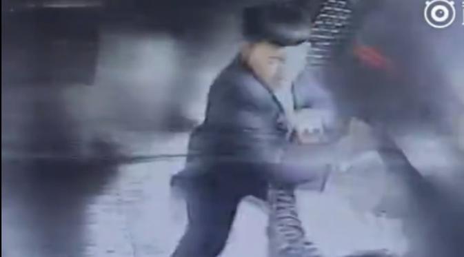 CCTV merekam kejadian saat pria yang mengenakan setelan jas hitam itu menghajar Li di dalam lift (Shanghaiist.com)