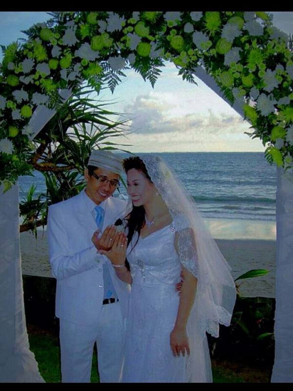 Jarwo Naif dan Noni Ara Mangkudisastro  saat pernikahan di Bali (Dok. Pribadi)