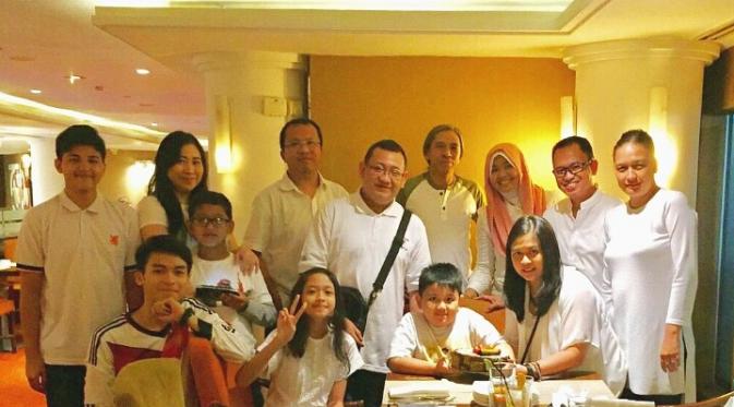 Jarwo Naif dan Noni Ara Mangkudisastro bersama keluarga (Dok. Pribadi)