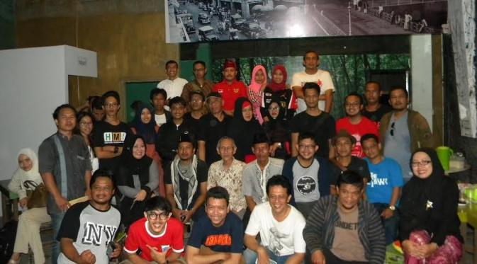 Komunitas ini terbuka bagi siapa saja yang mau belajar soal Betawi dan diikuti oleh wartawan, sejarawan, penulis, budayawan maupun peminat sejarah Betawi-Jakarta (foto: Rahmad Sadeli)