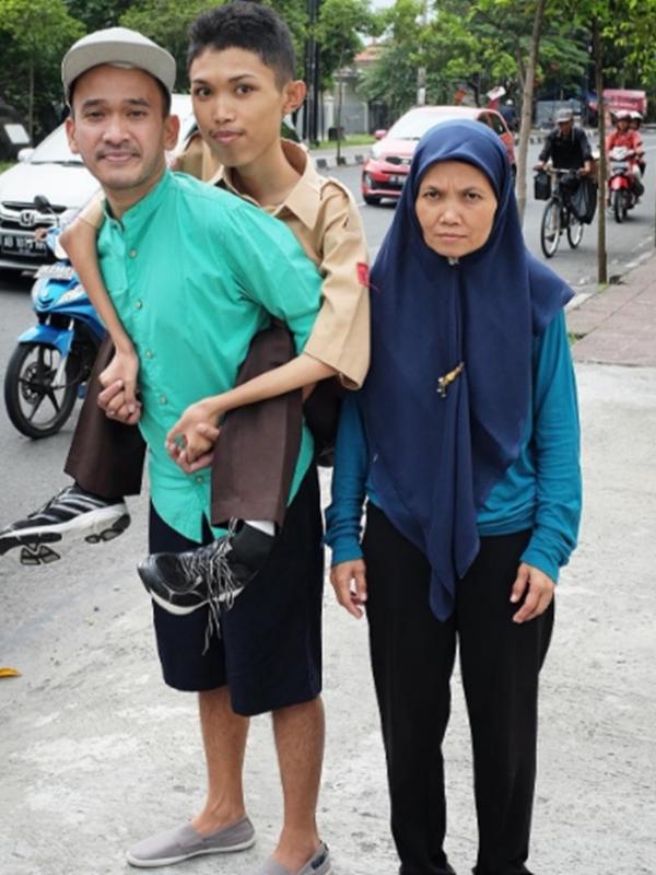 Ruben Onsu menggendong laki-laki yang hanya bisa menggerakkan kepalanya saja di Yogyakarta. (Instagram @ruben_onsu)