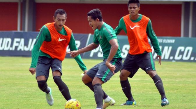 Pemain Timnas Indonesia kembali menjalani latihan taktik di Stadion Maguwoharjo, Sleman, Sabtu (22/10/2016). (Bola.com/Romi Syahputra)
