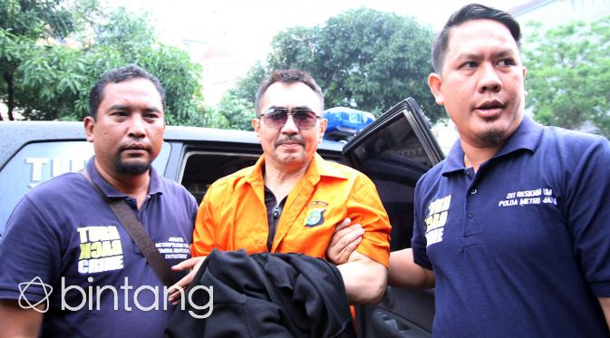 Gatot Brajamusti saat akan menjalani pemeriksaan di Polda Metro Jaya. (Nurwahyunan/Bintang.com)
