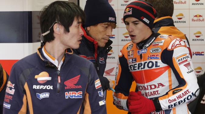 Marc Marquez bersama seorang teknisi Honda saat kualifikasi MotoGP Australia. (AP Photo/Robb Griffits)