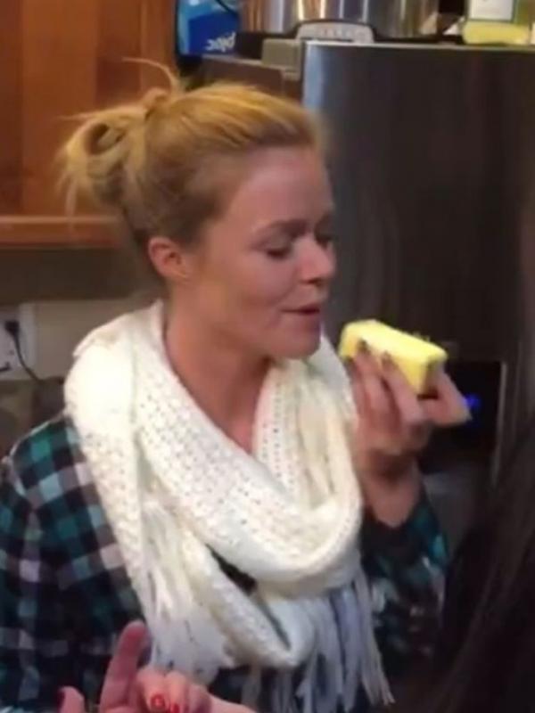 Perempuan yang tak diketahui identitasnya itu sanggup menelan mentega dengan ukuran nggak santai. (Via: youtube.com)