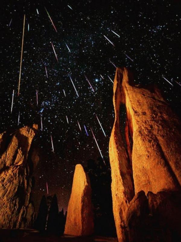 Ini 10 Potret Hujan Meteor yang Sanggup Buat Kamu Nangis. (Foto: Instagram/crazyasian49)