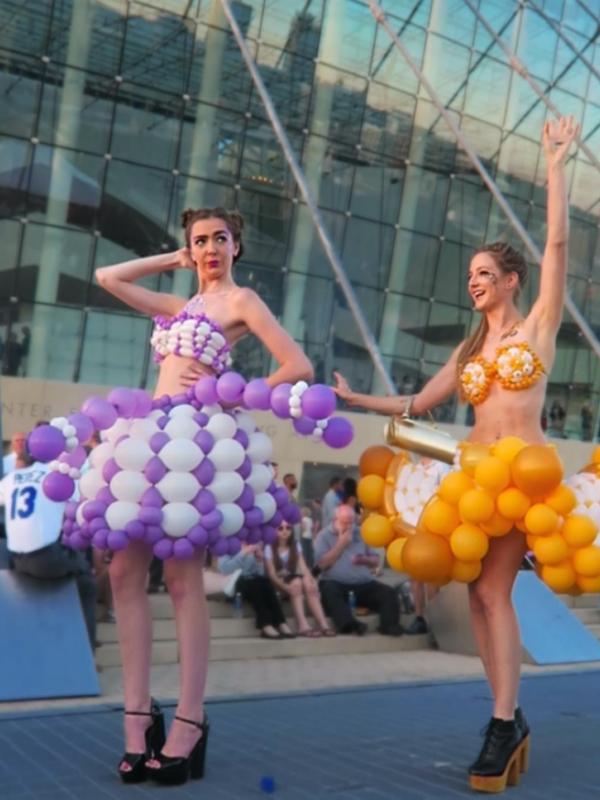Bukan lagi jadi mainan anak-anak, kini balon bisa dijadikan dress. (via: Boredpanda.com)