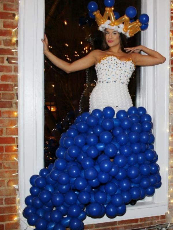 Bukan lagi jadi mainan anak-anak, kini balon bisa dijadikan dress. (via: Boredpanda.com)
