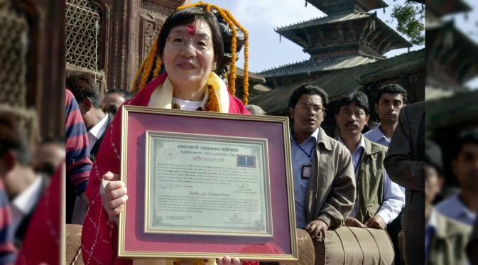 Junko Tabei memperlihatkan sertifikat pendakiannya ke Gunung Everest dari pemerintah Kathmandu, Nepal. (Reuters)